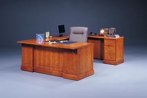 Executive traditional "U" desk 