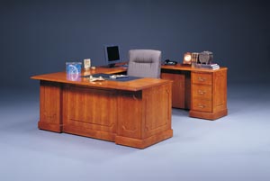 Executive traditional "U" desk 